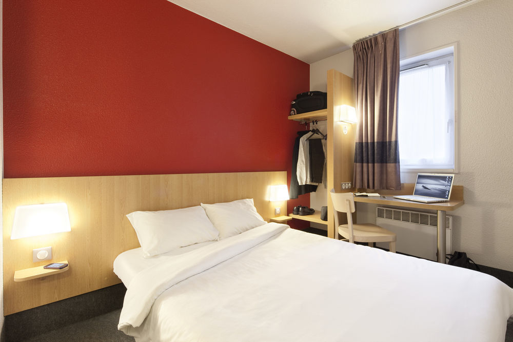 B&B Hotel Lyon Grand Stade Meyzieu Esterno foto