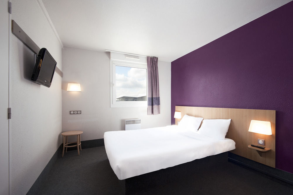 B&B Hotel Lyon Grand Stade Meyzieu Esterno foto