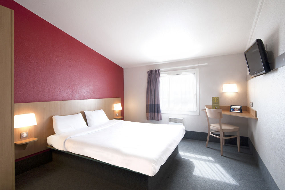 B&B Hotel Lyon Grand Stade Meyzieu Esterno foto